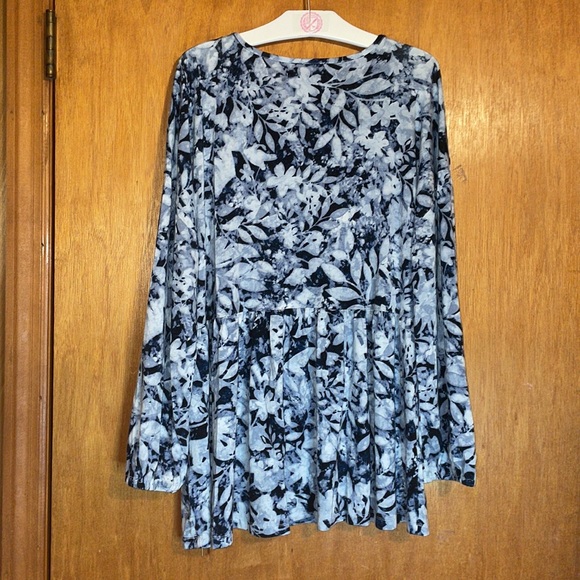•CUPIO•BLUE FLORAL PEPLUM V-NECK LONG SLLEVE VISCOSE/SPANDEX BLOUSE. SIZE LARGE - Picture 3 of 9